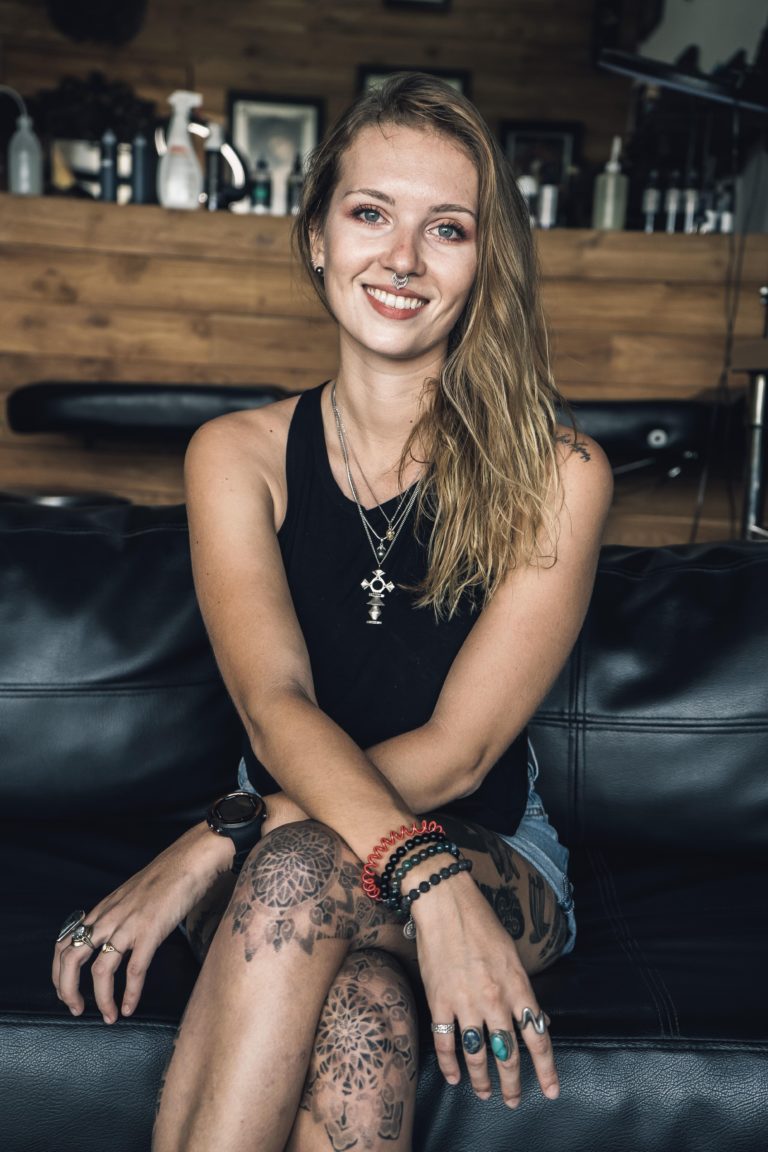 Laura Frank <br> alias Linseï, wearing tattoos